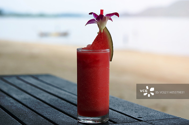 桌子上的饮料特写图片素材