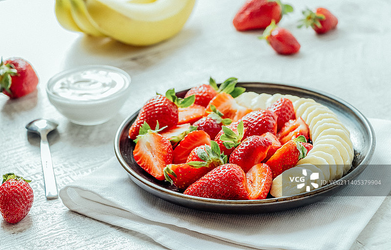 桌上碗中草莓的俯视角度图片素材