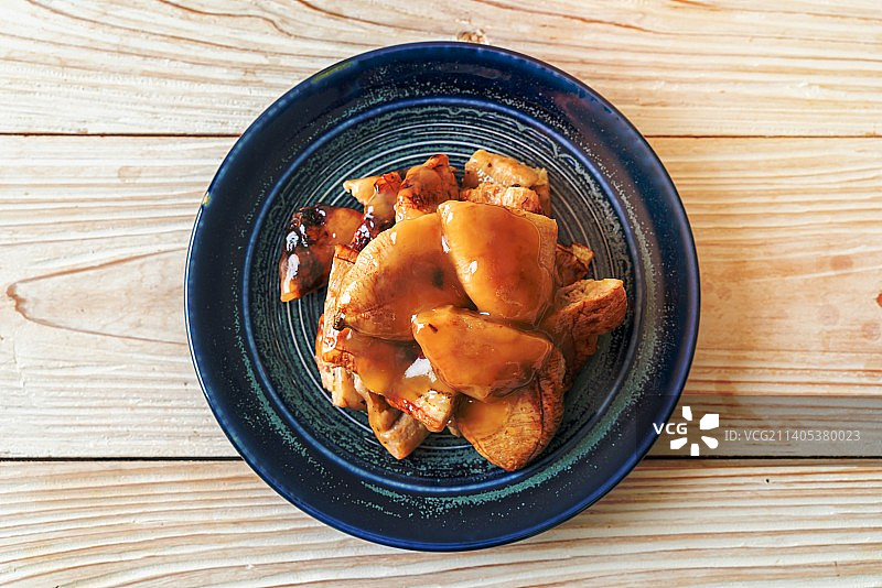 烤香蕉配椰子焦糖酱图片素材