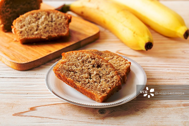 高角度的面包在桌子上图片素材