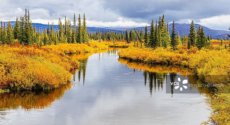美国阿拉斯加州秋季湖泊天空美景图片素材