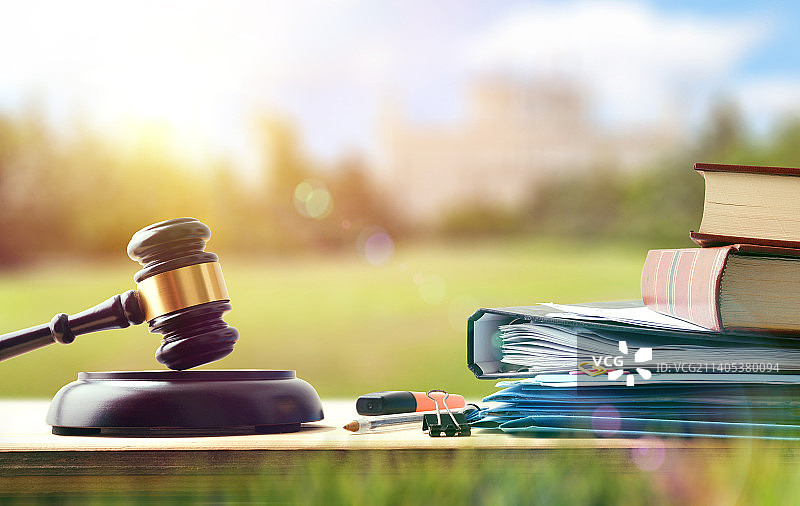 大学校园木凳上的法律学习材料图片素材