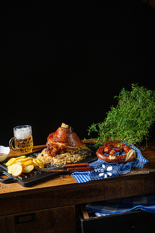 黑色背景下餐桌上的食物特写图片素材