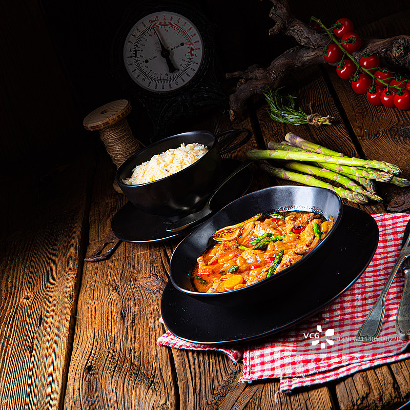 俯视角度拍摄的桌上烹饪锅中食物图片素材