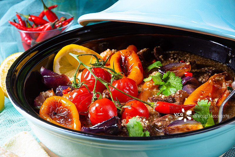 美味的香辣牛肉，配塔吉锅烹制的各种蔬菜图片素材