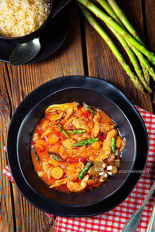 在桌子上盘子里食物的正上方图片素材