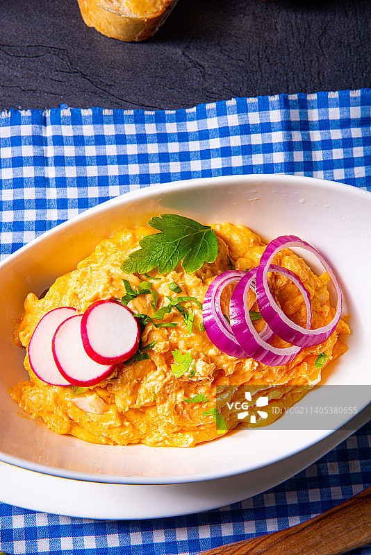 高角度的食物在盘子上的桌子图片素材