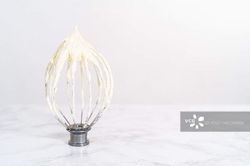 桌子上灯泡特写，白色背景图片素材