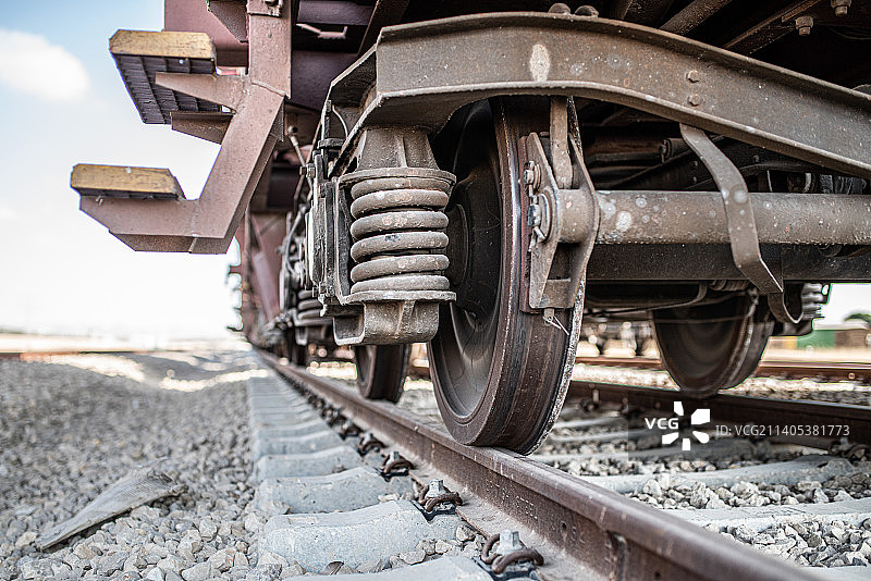 以色列卡里亚特加特铁轨上的火车特写图片素材