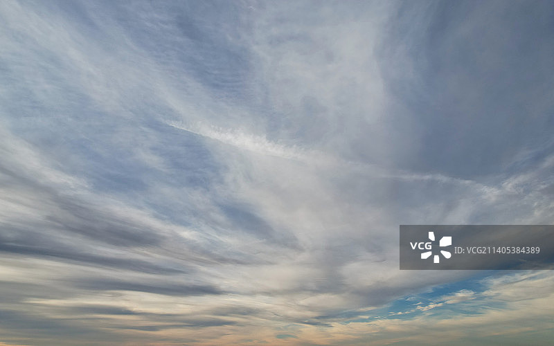 英国卢顿日落时多云天空的低角度视图图片素材