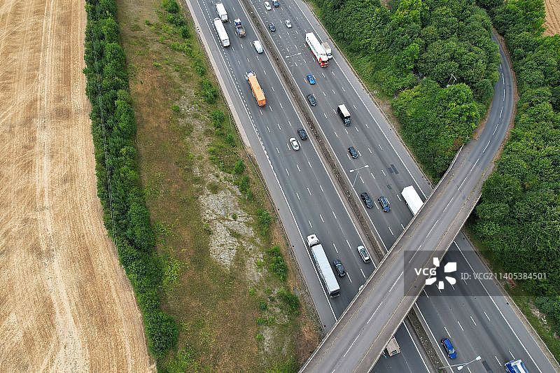 英国哈彭登乡村公路的航拍景色图片素材