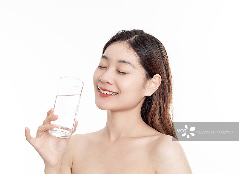 美容美妆概念一位年轻亚洲女性在喝水图片素材