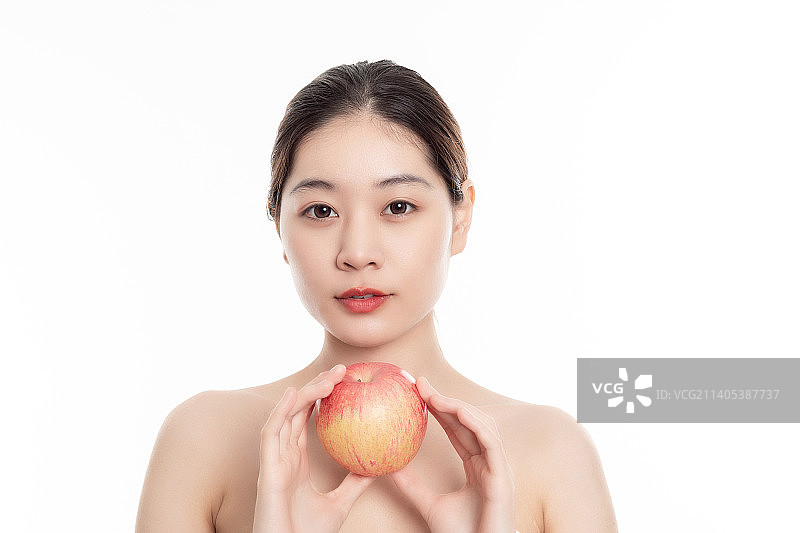 美容美妆概念一位年轻亚洲女性吃苹果图片素材