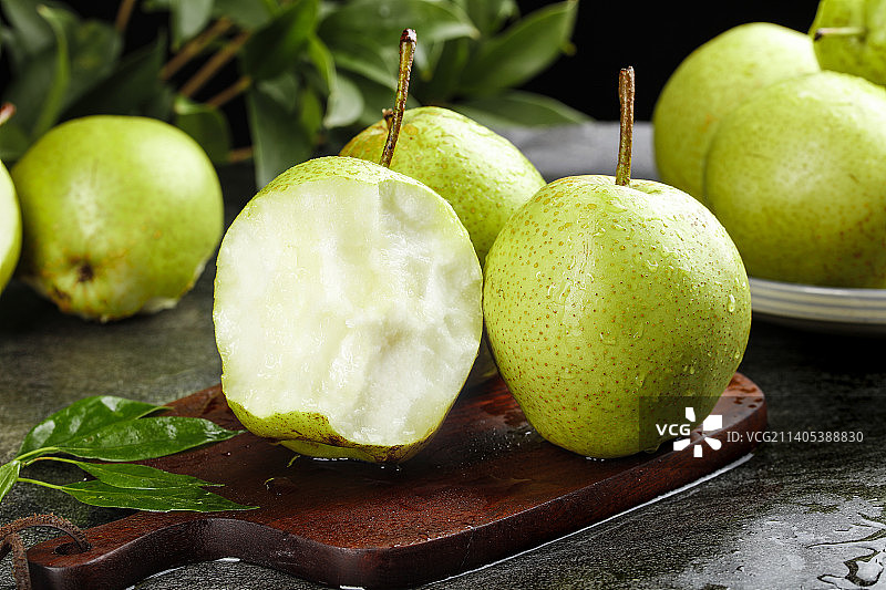 深底上的咬开的新鲜早酥梨图片素材