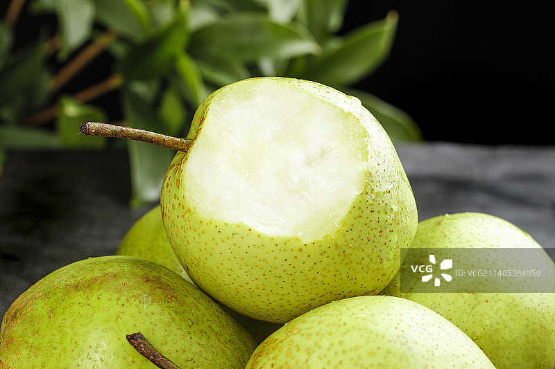 堆放着咬开的新鲜早酥梨图片素材