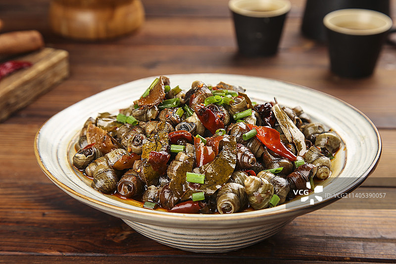 盘子里的辣炒田螺图片素材