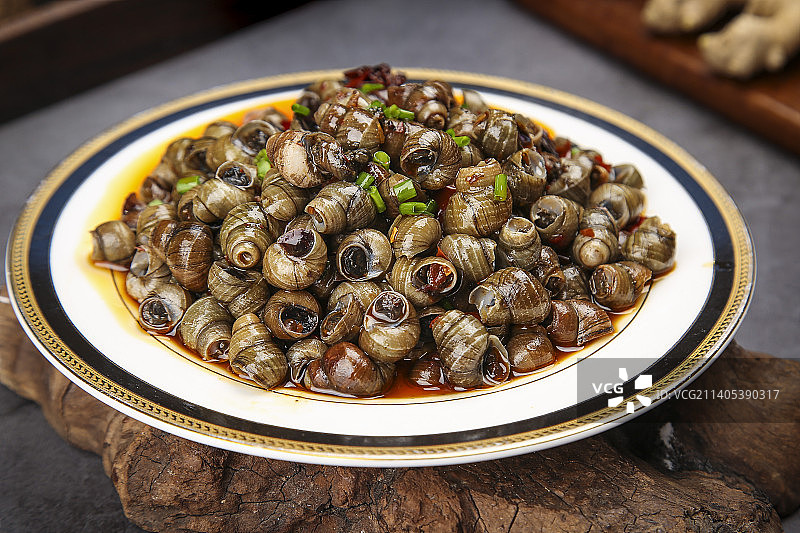 盘子里的麻辣田螺图片素材