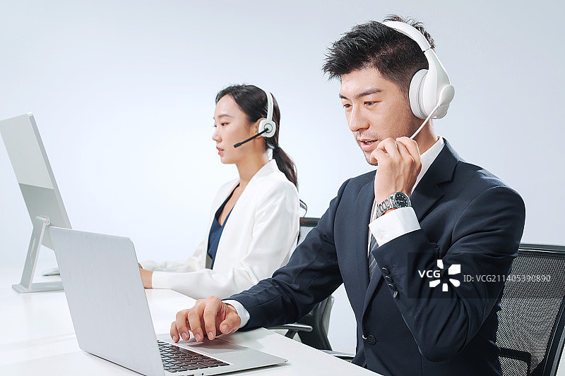 带耳机工作的商务人士图片素材