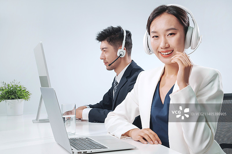 带耳机工作的商务人士图片素材