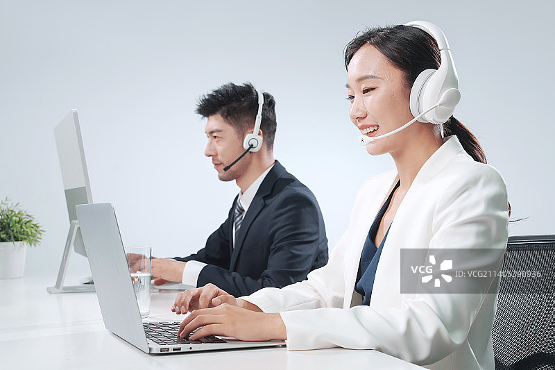 带耳机工作的商务人士图片素材