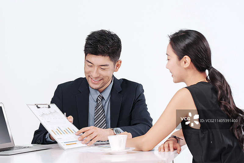 理财顾问和青年女士交谈图片素材