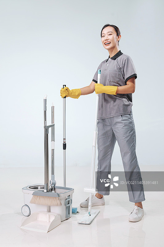 家政服务人员擦地图片素材