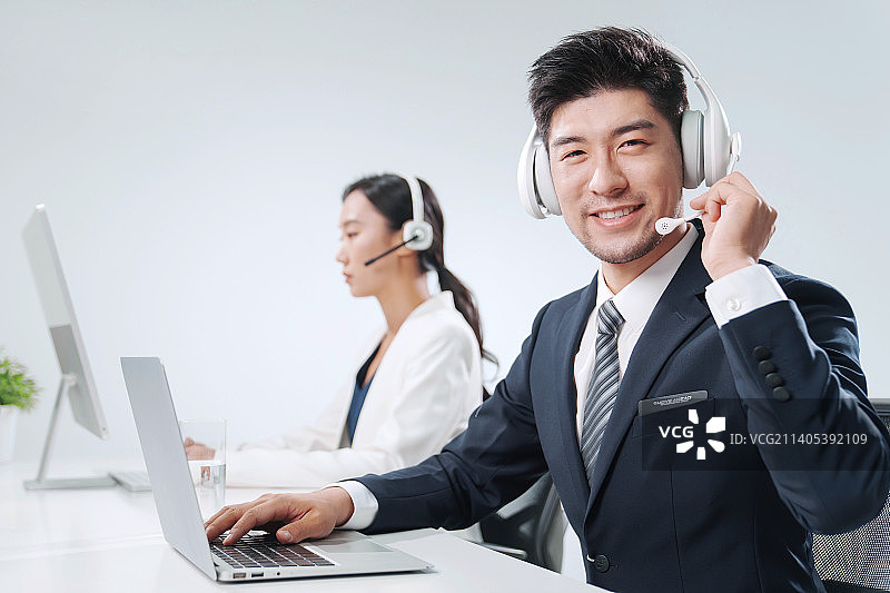 带耳机工作的商务人士图片素材