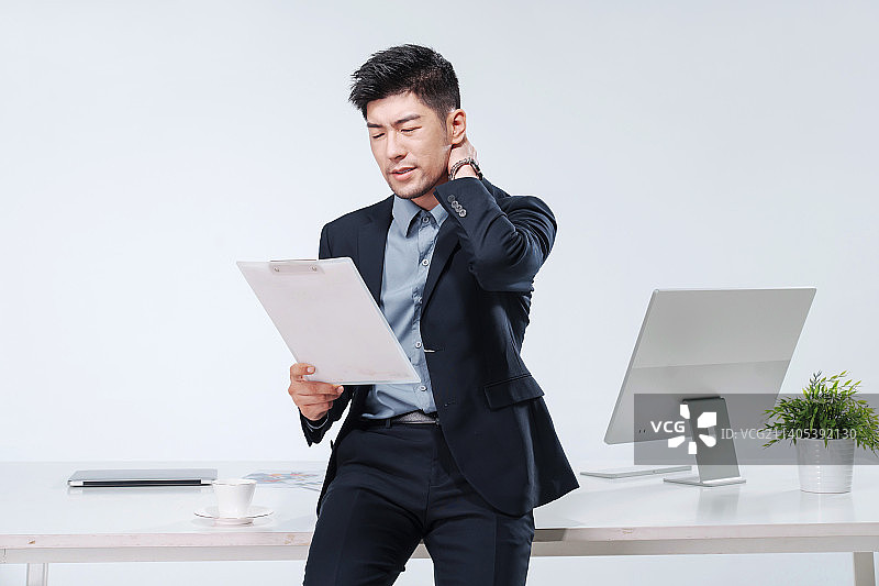 商务男青年看文件图片素材