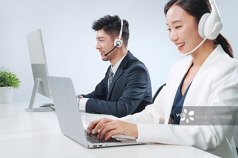 带耳机工作的商务人士图片素材