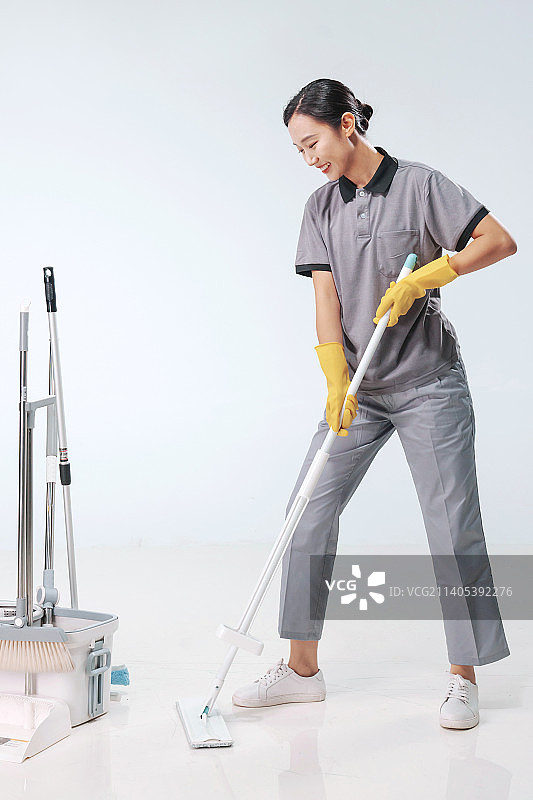 家政服务人员擦地图片素材