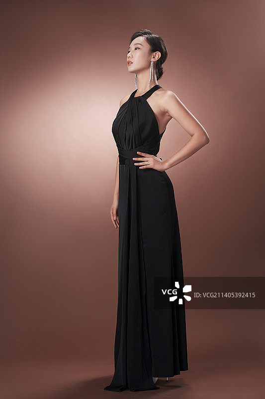 身穿礼服的优雅女性图片素材