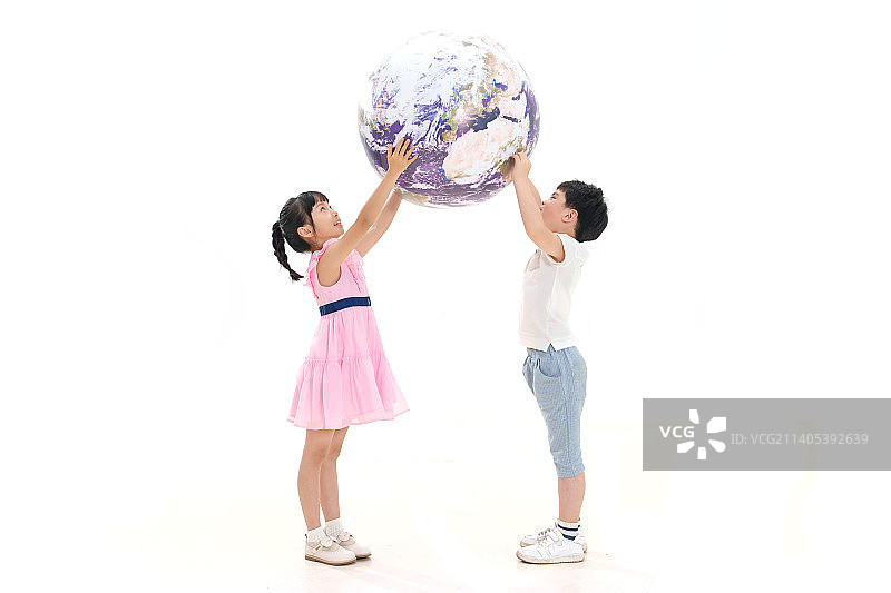 快乐的东方儿童手托地球图片素材