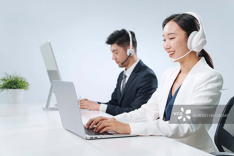 带耳机工作的商务人士图片素材