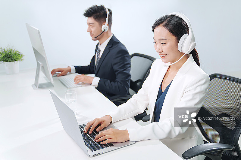 带耳机工作的商务人士图片素材