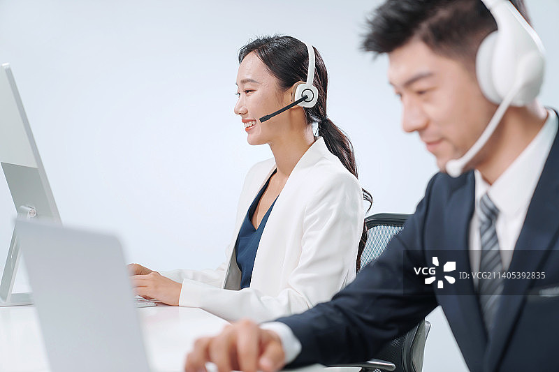 带耳机工作的商务人士图片素材