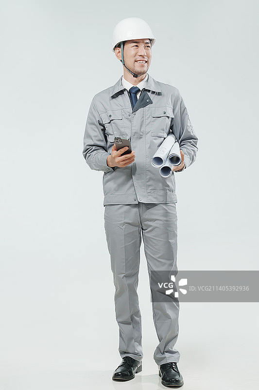 拿着手机的工程师图片素材