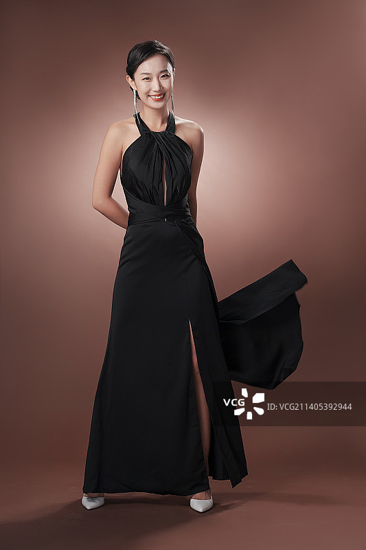 身穿礼服的优雅女性图片素材