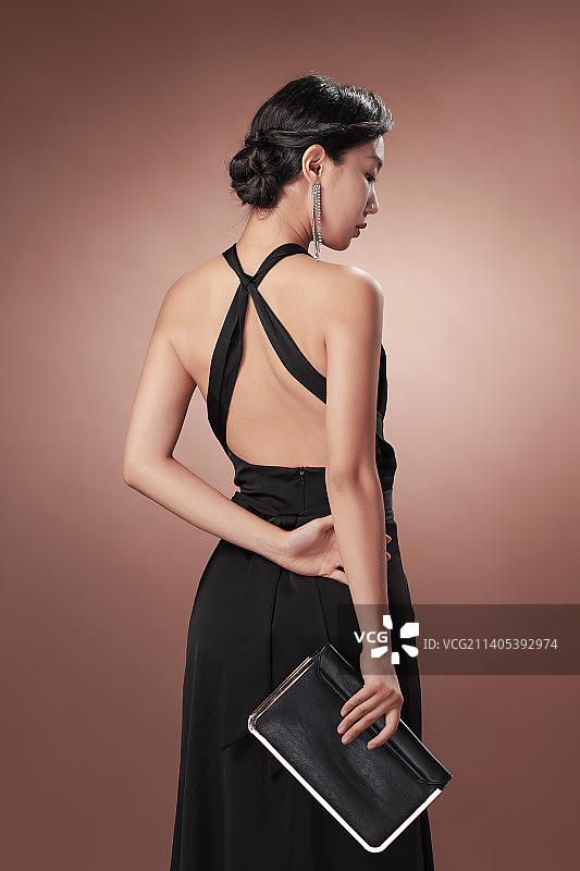 拿着手提包的优雅女性图片素材