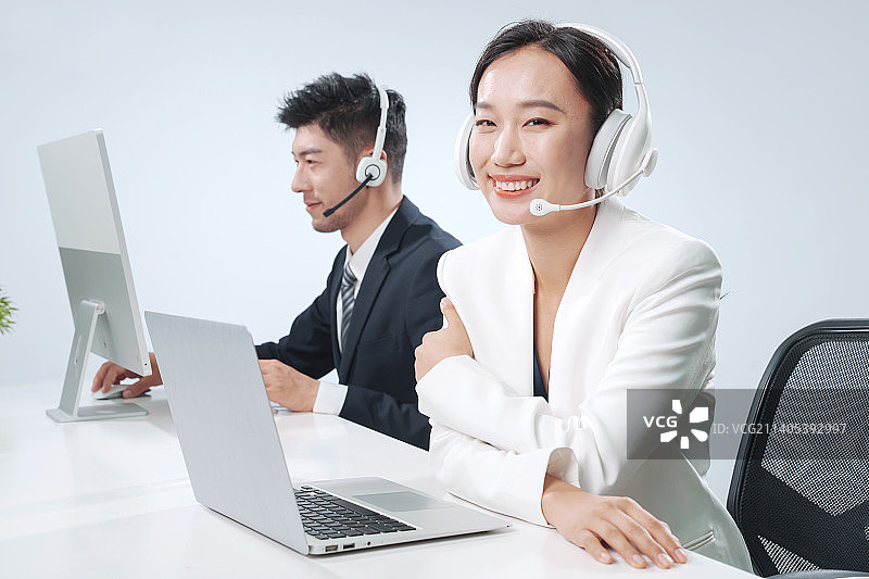 带耳机工作的商务人士图片素材