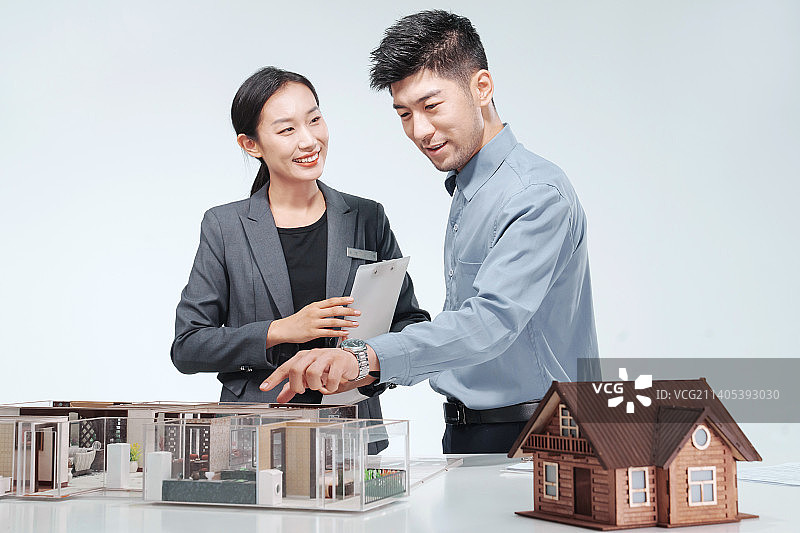 房地产销售代表和顾客图片素材