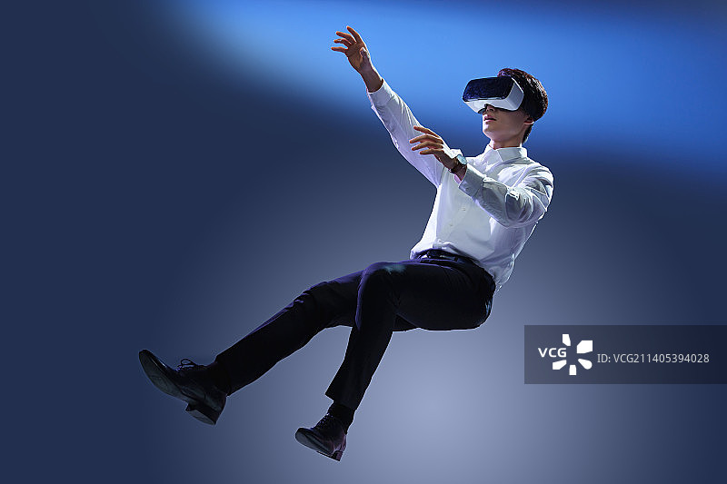 戴VR眼镜的商务男士图片素材