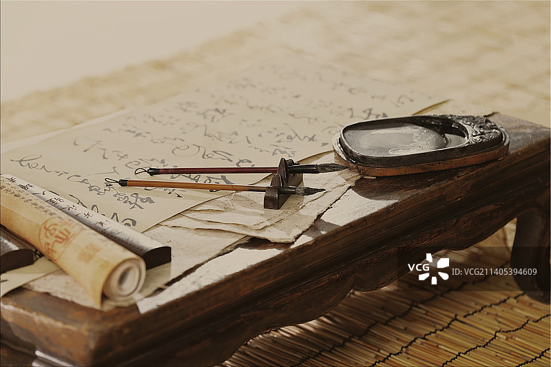 古典桌子上的文房四宝图片素材