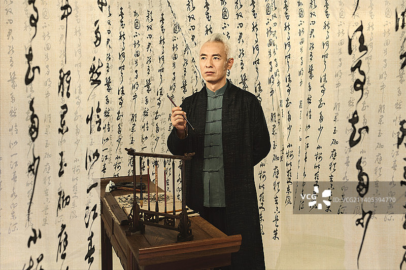 拿着毛笔写字的书法家图片素材