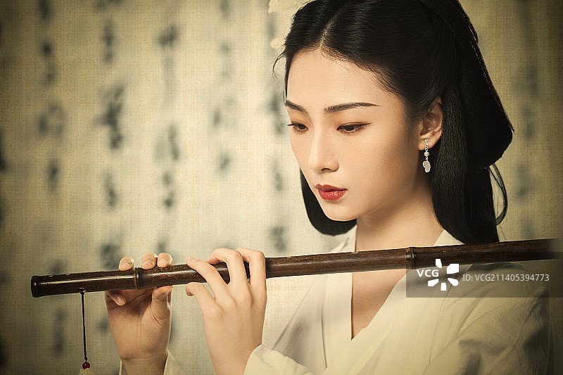 吹笛子的古装女人图片素材