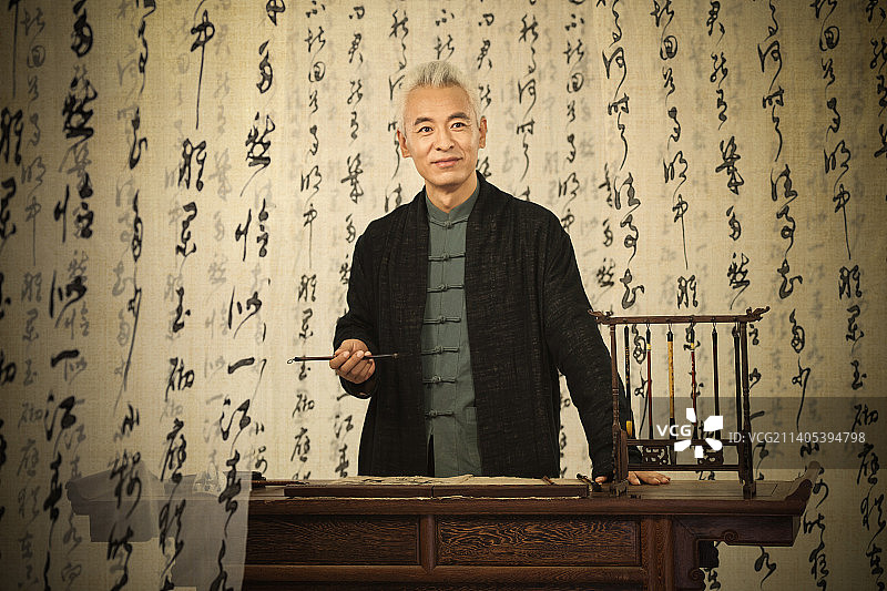 拿着毛笔写字的书法家图片素材