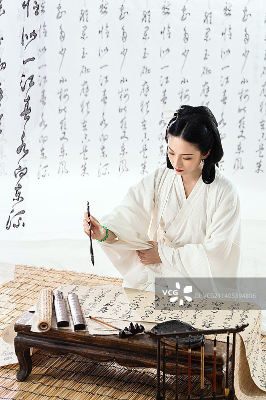 写书法的古装美女图片素材