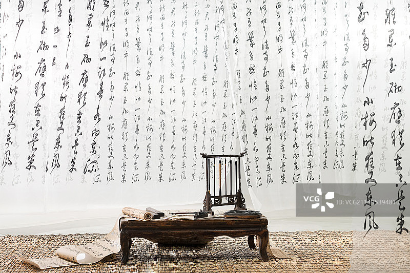 古典桌子上的文房四宝图片素材