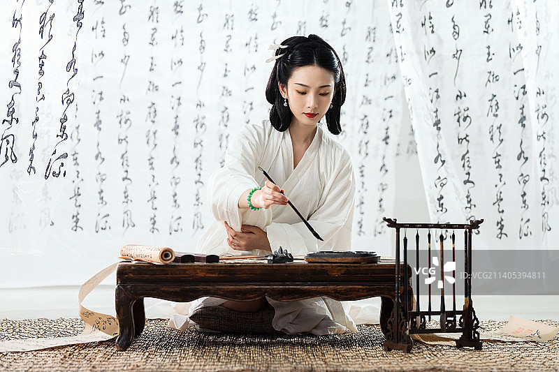 写书法的古装美女图片素材
