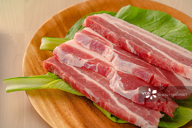 竹盘中的新鲜五花肉静物图片素材