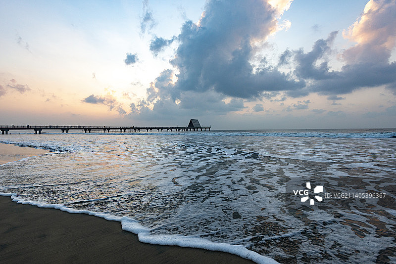 夕阳下的海滩景色图片素材